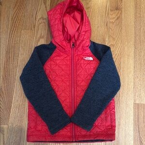 The North Face Kio Quilted Sweater Fleece Hoodie
RED/ DARK GREY HEATHER, Size 5
